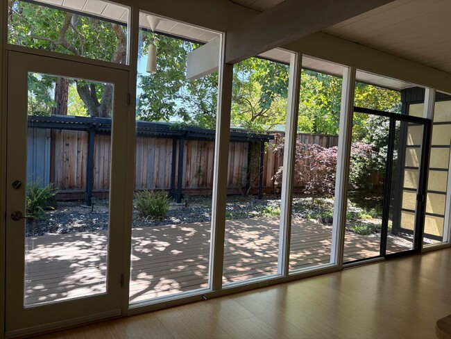 Building Photo - Lovingly Maintained 3 Bed, 2 Bath Home in ...