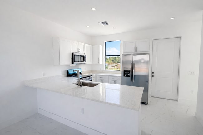 Building Photo - 830 Holmes Ave