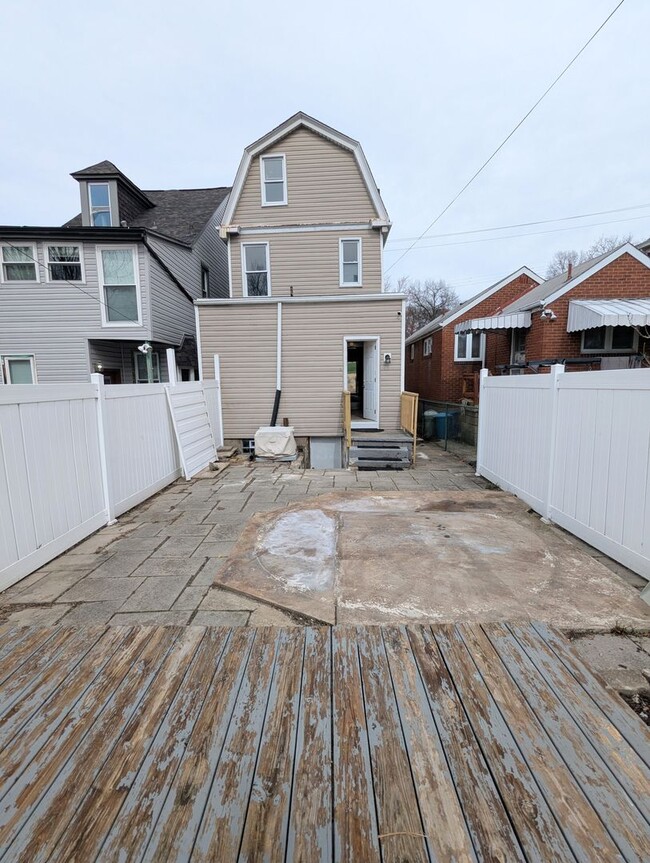 Building Photo - Spacious 4 Bedroom 2 Full Bathroom Home (Perry South)