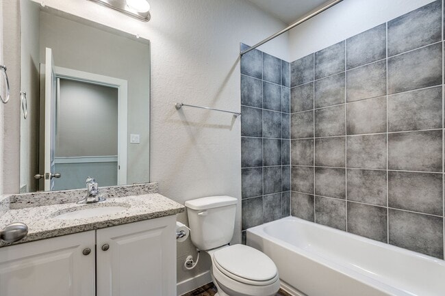 Building Photo - 3-BEDROOM TOWNHOME-STYLE DUPLEX