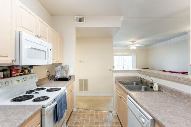 Building Photo - 2 Bedroom 1 Bath Condo in Park West - Mount Pleasant