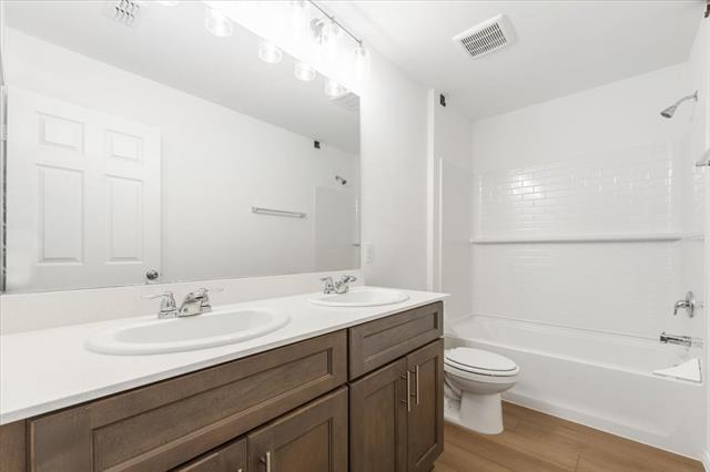 Building Photo - 2424 Castlebar Dr
