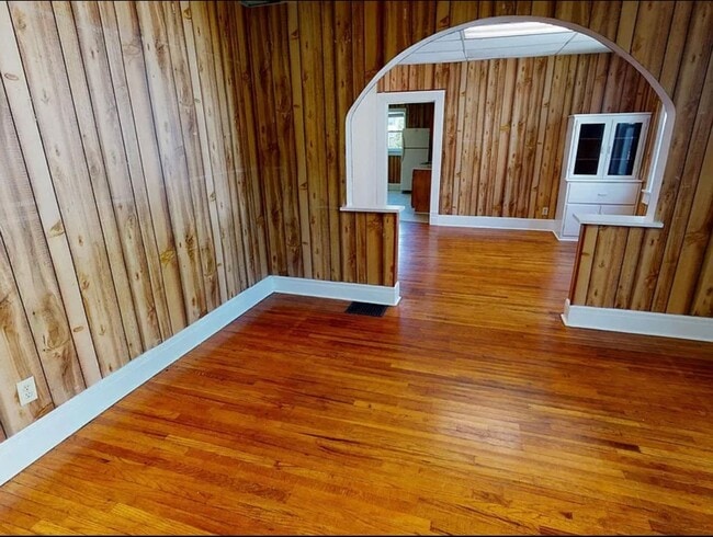 Building Photo - 3 bedroom 1.5 bath house - Now available for the 2026/2027 lease term!