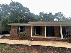 Building Photo - Oak 100-102
