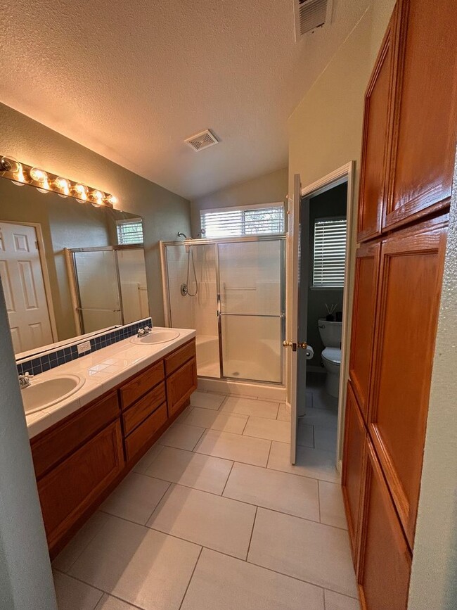 Building Photo - Nice home for rent in Hanford