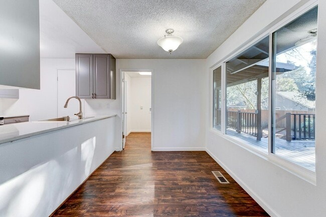 Building Photo - 4830 SW Dawn St
