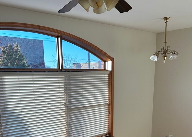 Building Photo - 116 N Main St