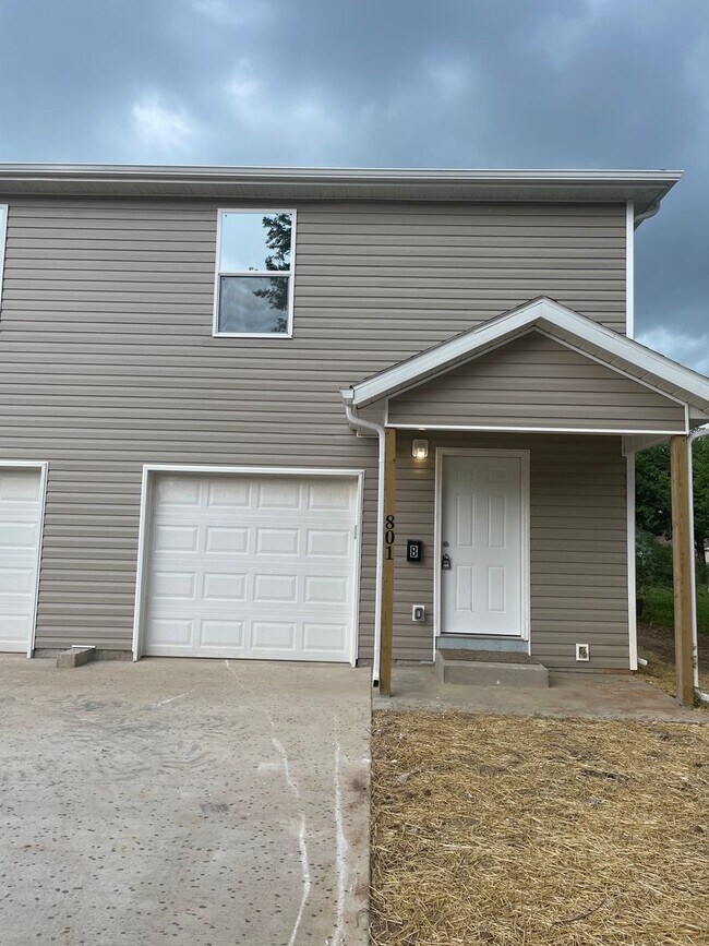 Building Photo - 801 N Nettleton Ave