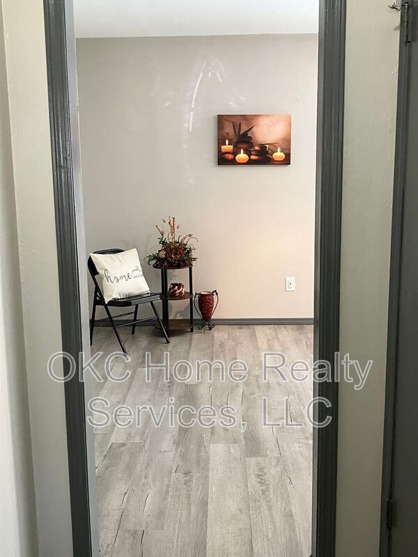 Building Photo - 1706 Surrey Pl