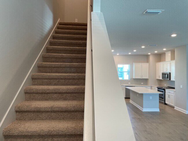 Building Photo - Annual Unfurnished 3 Bedroom, 3.5 Bathroom Townhome adjacent to Downtown Sarasota