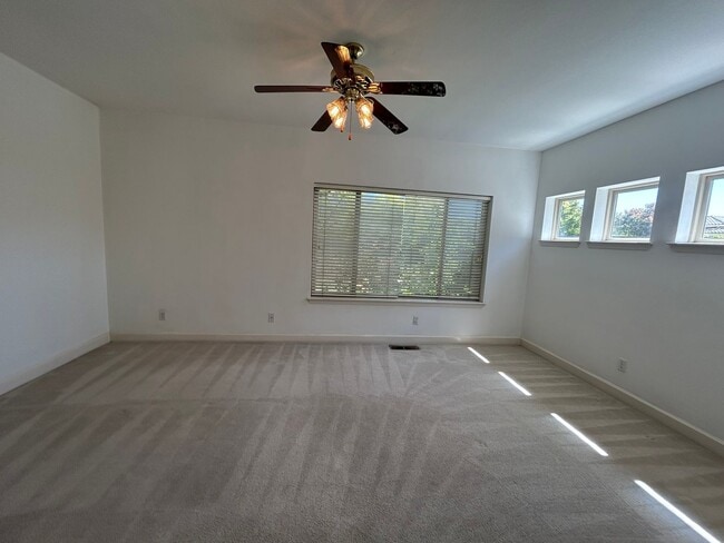 Building Photo - Great location! Beautiful 3 Bedroom Home