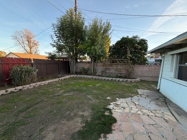 Building Photo - 3 Bedroom 2 Bath Home With Ample Storage