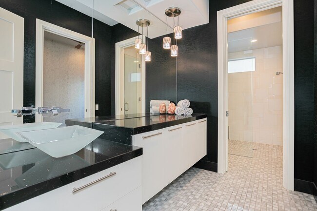 Building Photo - UNUBSTRUCTED VIEWS FROM THIS MACDONALD HIG...