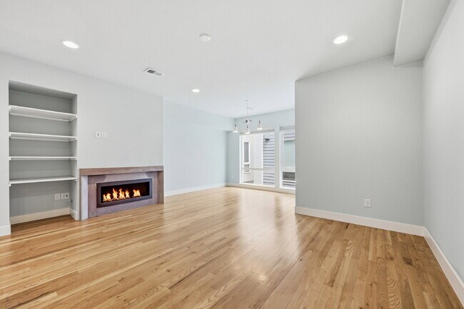 Building Photo - $3,540.95 with $300 off the first month's rent, 2 Beds - 4 Bath, Townhouse in Denver with Cozy Fi...