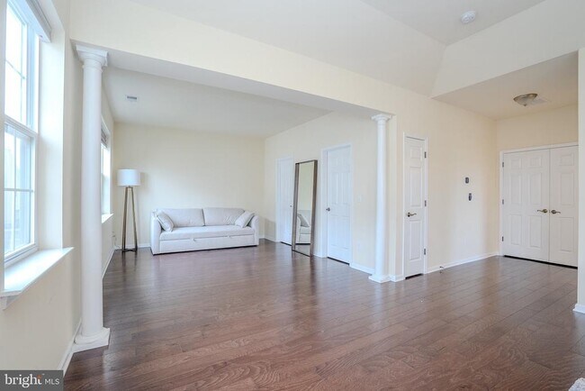 Building Photo - 1802 Yearling Ct