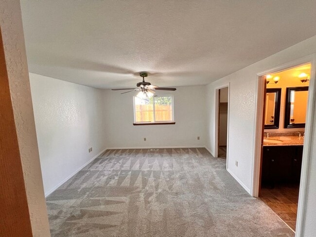 Building Photo - 3Bed 2Bath Single Level Avail. April 7th Move-In