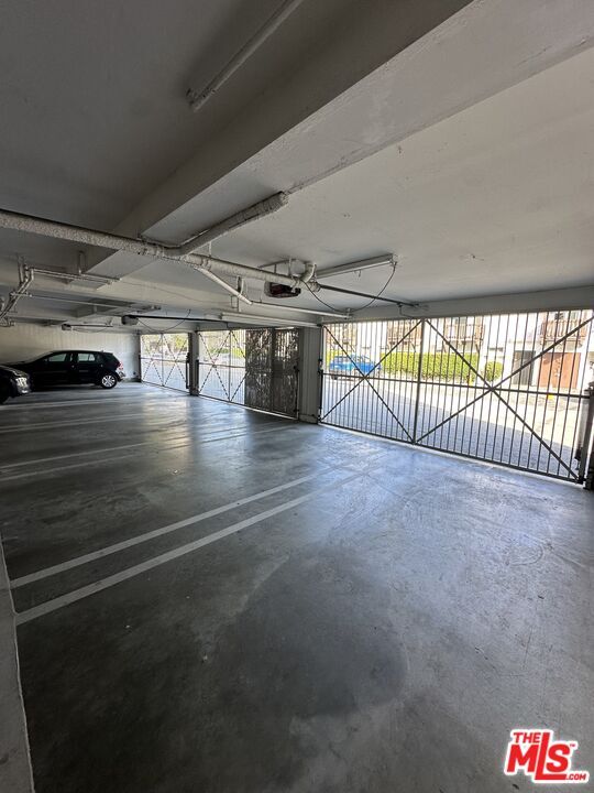 Building Photo - 10960 Bluffside Dr