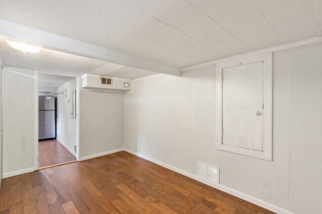 Building Photo - 135 S Path