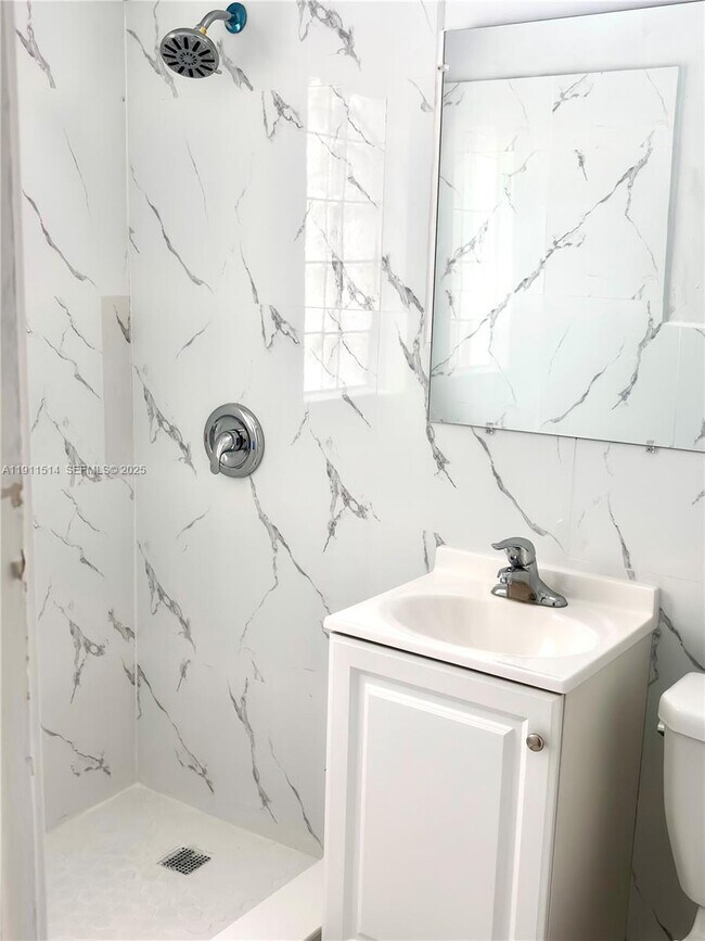 Building Photo - 15324 Lincoln Dr