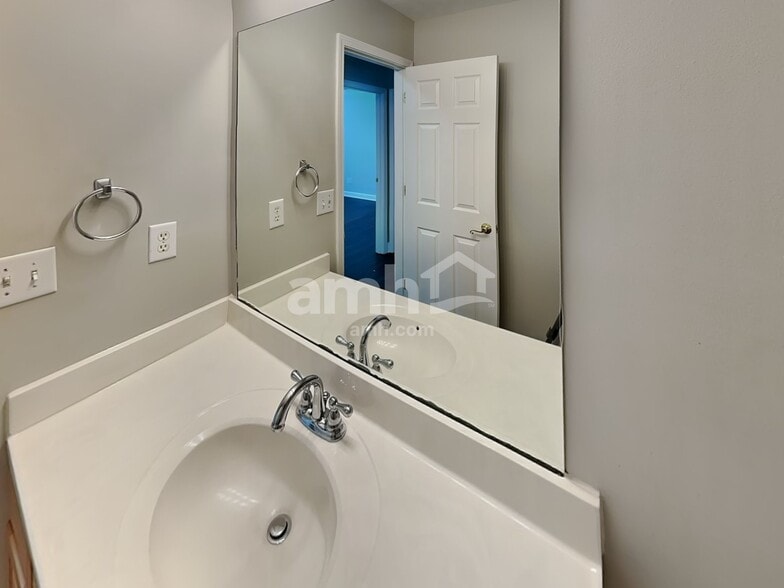 Building Photo - 102 Baker Springs Ln