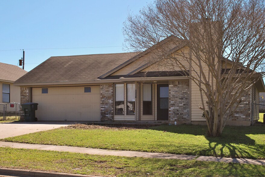 Building Photo - 3502 Chisholm Trail