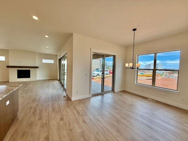 Building Photo - GET 2 WEEKS FREE. Luxury Living in Kissing...