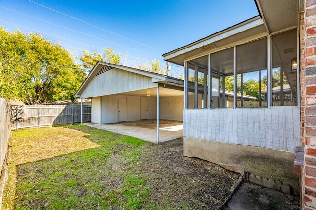 Building Photo - SW Loop 820 - 4304/4306 *Lease Up Only*