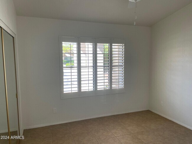 Building Photo - 839 E Meadow Ln