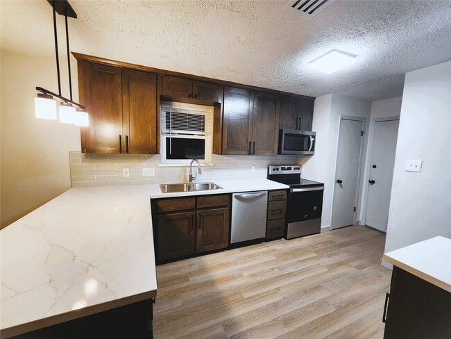 Building Photo - 4906 Valleyview Dr