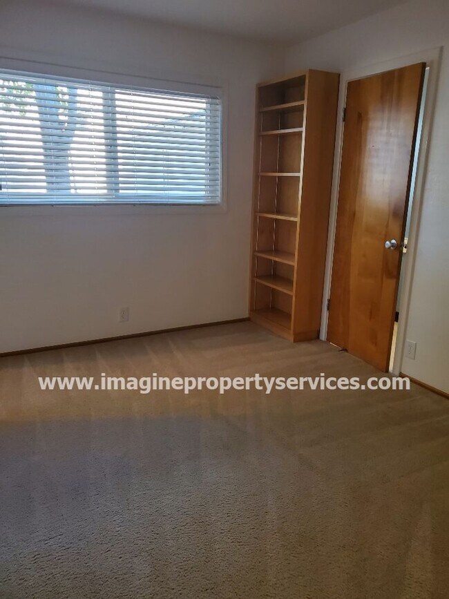 Building Photo - Charming Home For Rent