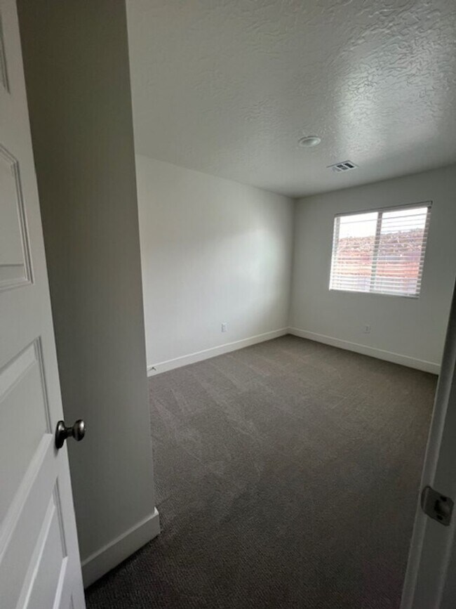 Building Photo - SPACIOUS HOME FOR RENT!
