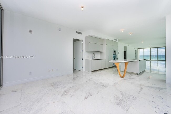 Building Photo - 16901 Collins Ave