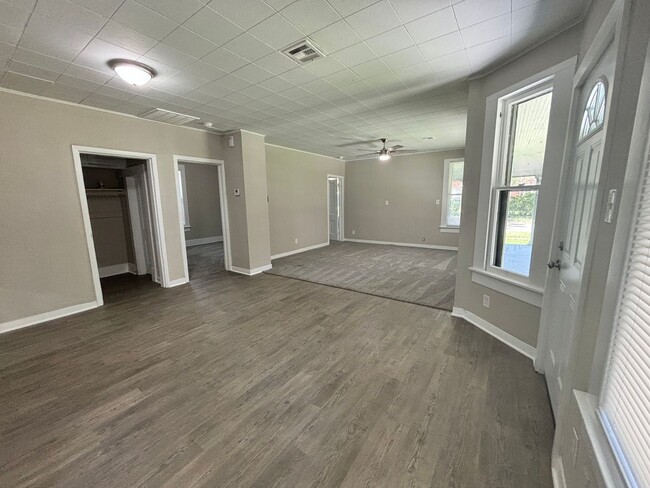 Building Photo - 3 Bedroom 1.5 Bathroom home with a 2 car g...