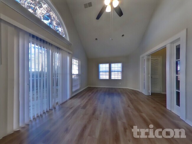 Building Photo - 623 Lockhart Ct NE