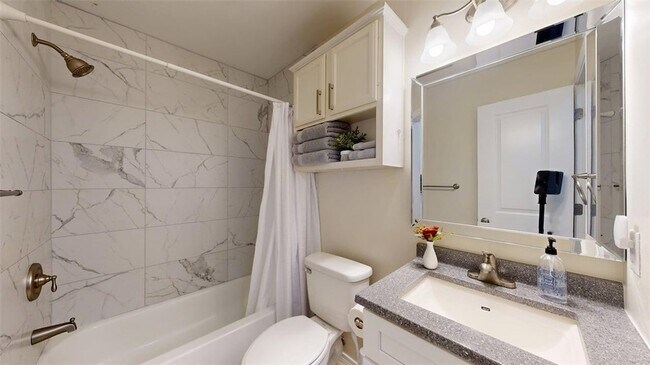 Building Photo - 810 Camellia Ct