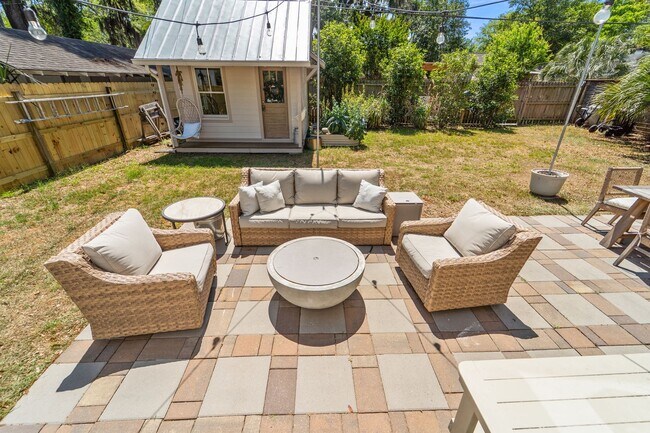 Building Photo - Charming Parkside 2-Bedroom Home Near Daffin Park with Fenced Yard & Patio