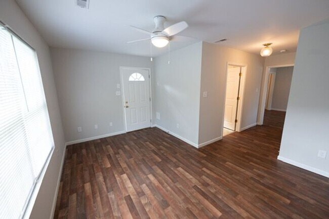 Building Photo - South Knox Cottage!!!