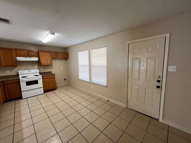 Building Photo - 5202 Fountain Lake Dr