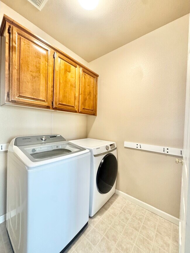 Building Photo - Beautiful large 4 bedroom home in rocklin!