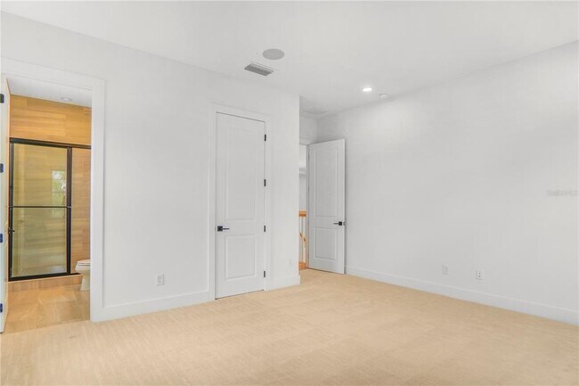 Building Photo - 15023 Pendio Dr