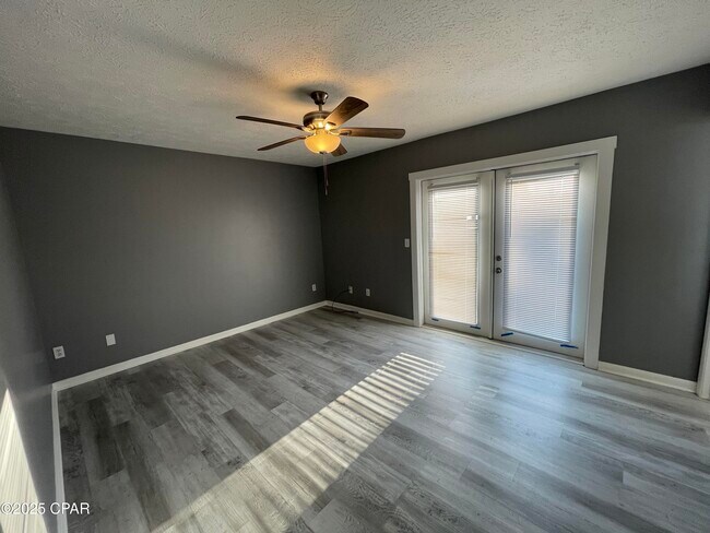Building Photo - 132 Parker Village Cir