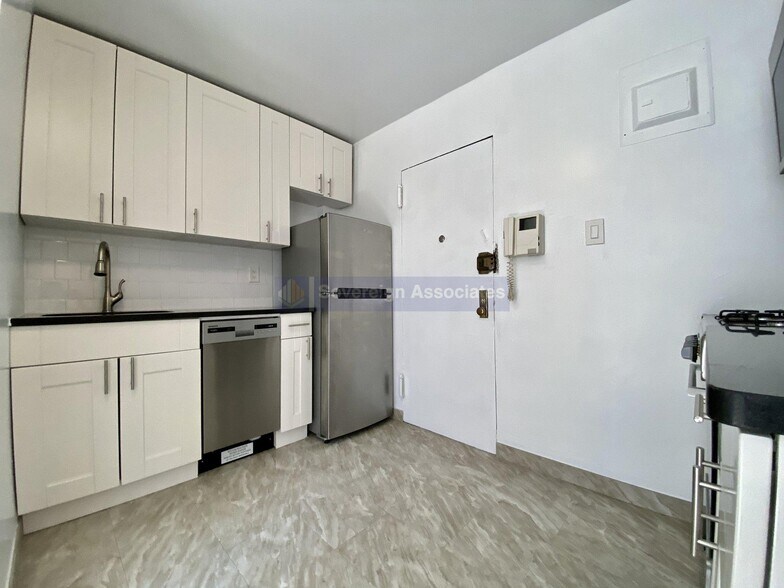 Building Photo - 401 E 68th St