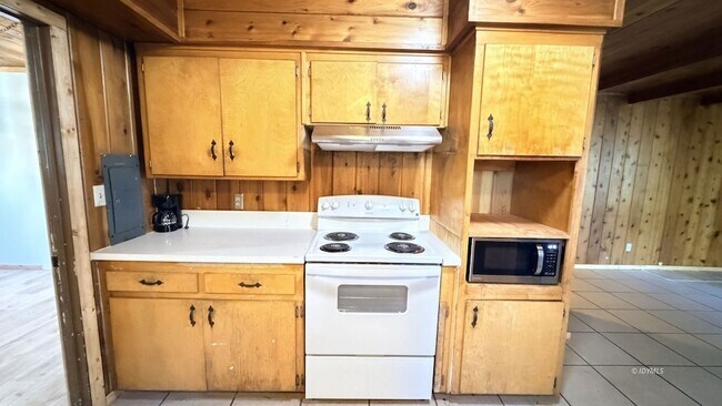 Building Photo - 53510 Country Club Dr