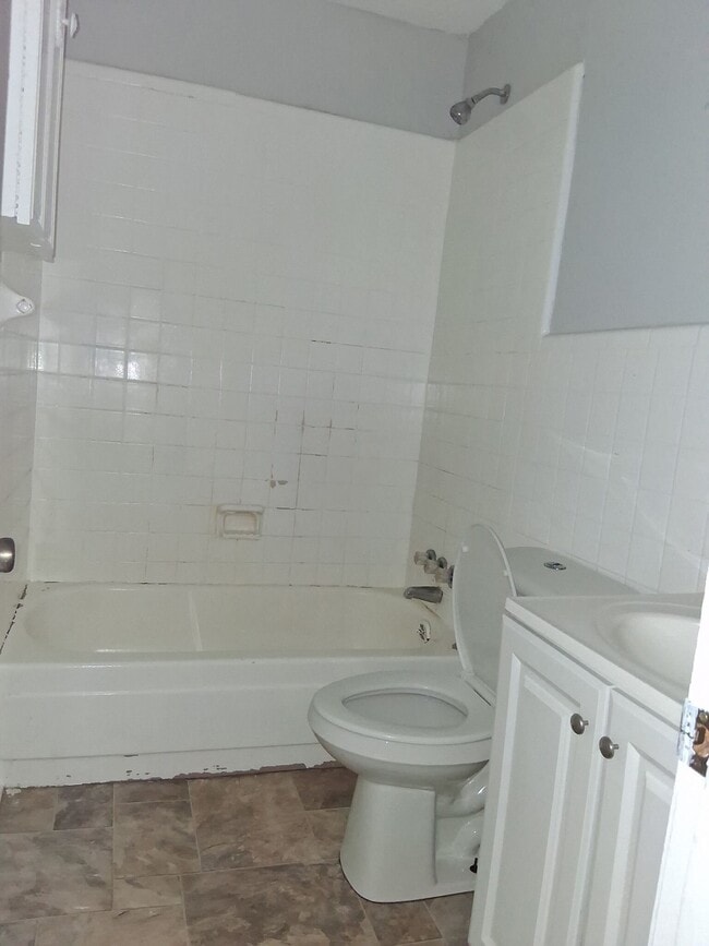 Building Photo - 611 Avalon Rd