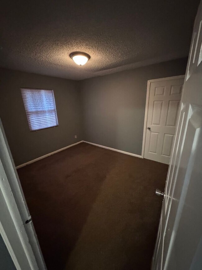 Building Photo - NEWLY RENOVATED 3 BEDROOM HOME