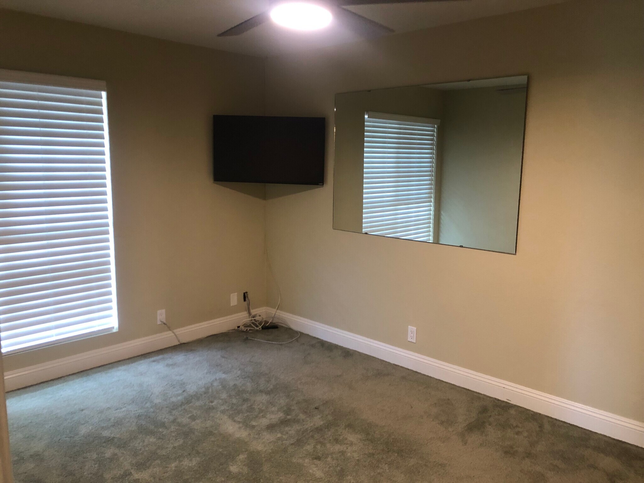 Building Photo - 140 Uwapo Rd