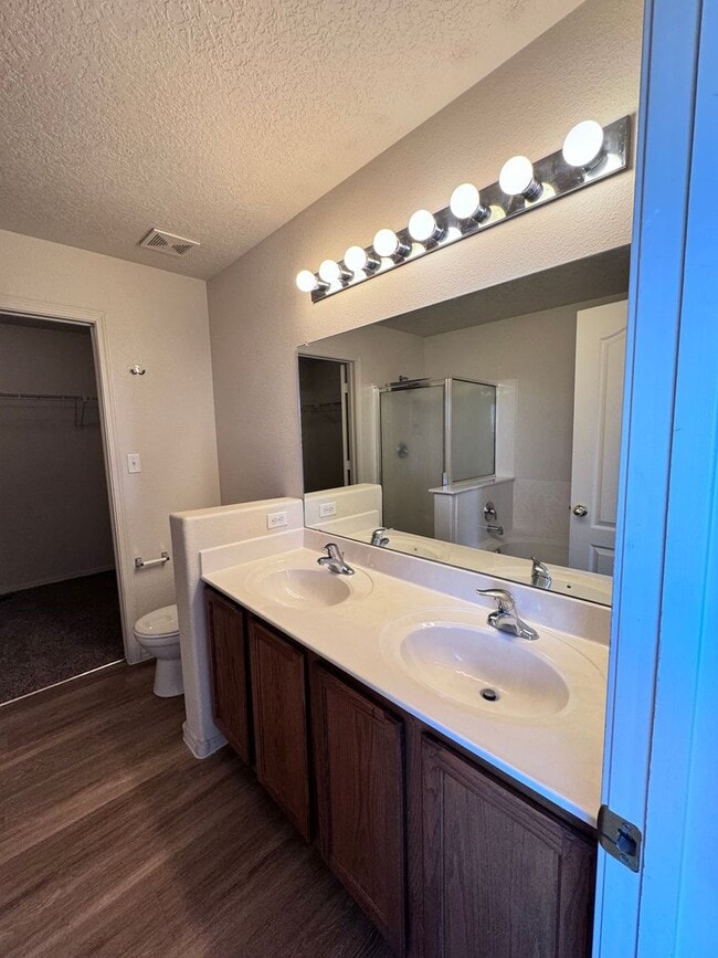 Building Photo - MOVE IN SPECIAL! 1/2 off 2nd months rent!  3 bed 2 bath 2300 sq ft home-New Carpet