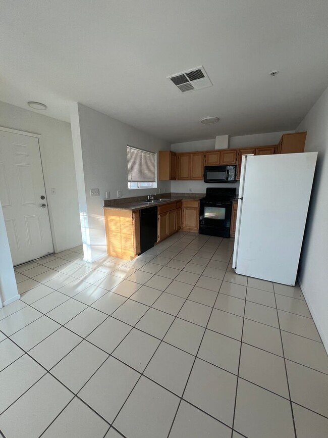 Building Photo - Luxury 3bed Apartment