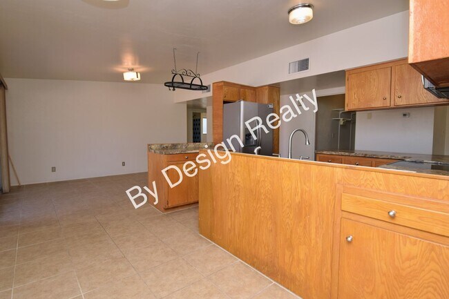 Building Photo - Spacious 3 Bed 2 Bath Eastside Home w/Huge Yard & Fireplace