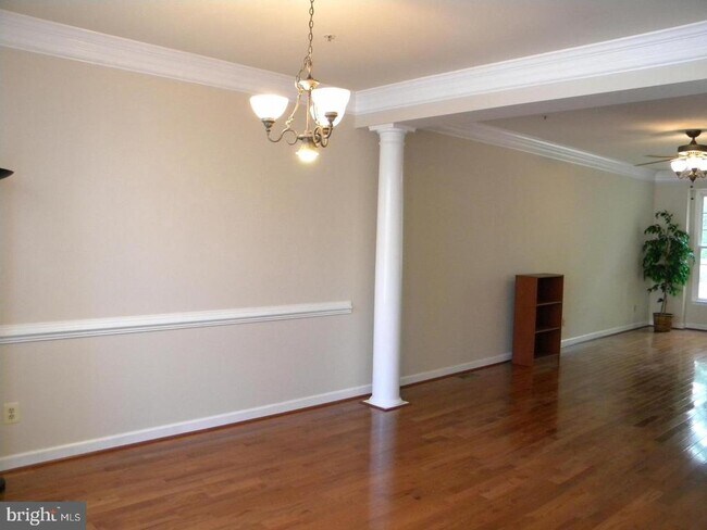 Building Photo - 225 Deer Meadow Ln